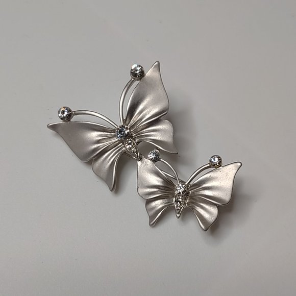 Silver Tone Cute Double Butterfly Brooch - Picture 2 of 11